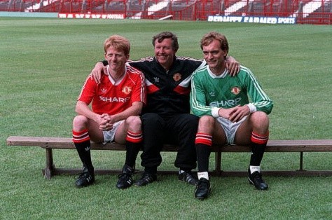 Gordon Strachan (trái) cùng Alex Ferguson và thủ môn Jim Leighton, trò cũ của Ferguson và đồng đội của Strachan ở Aberdeen, năm 1988.